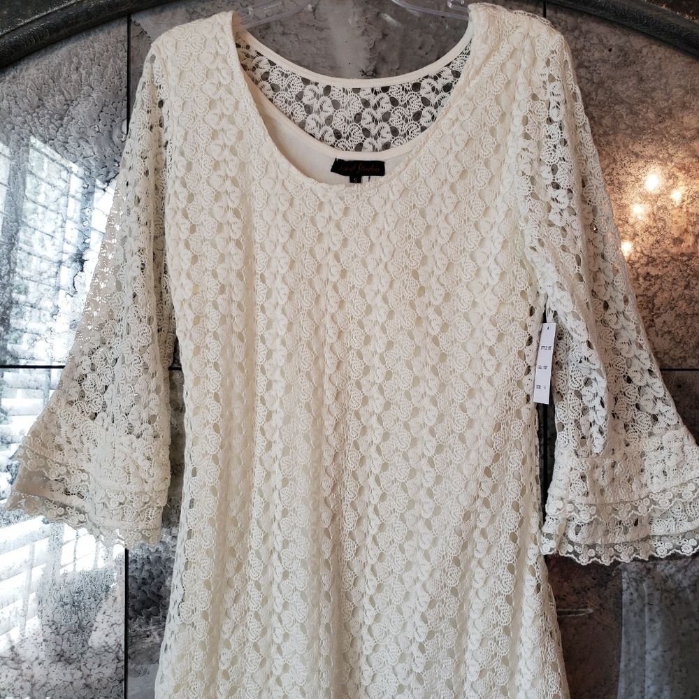 Short dress with lace overlay